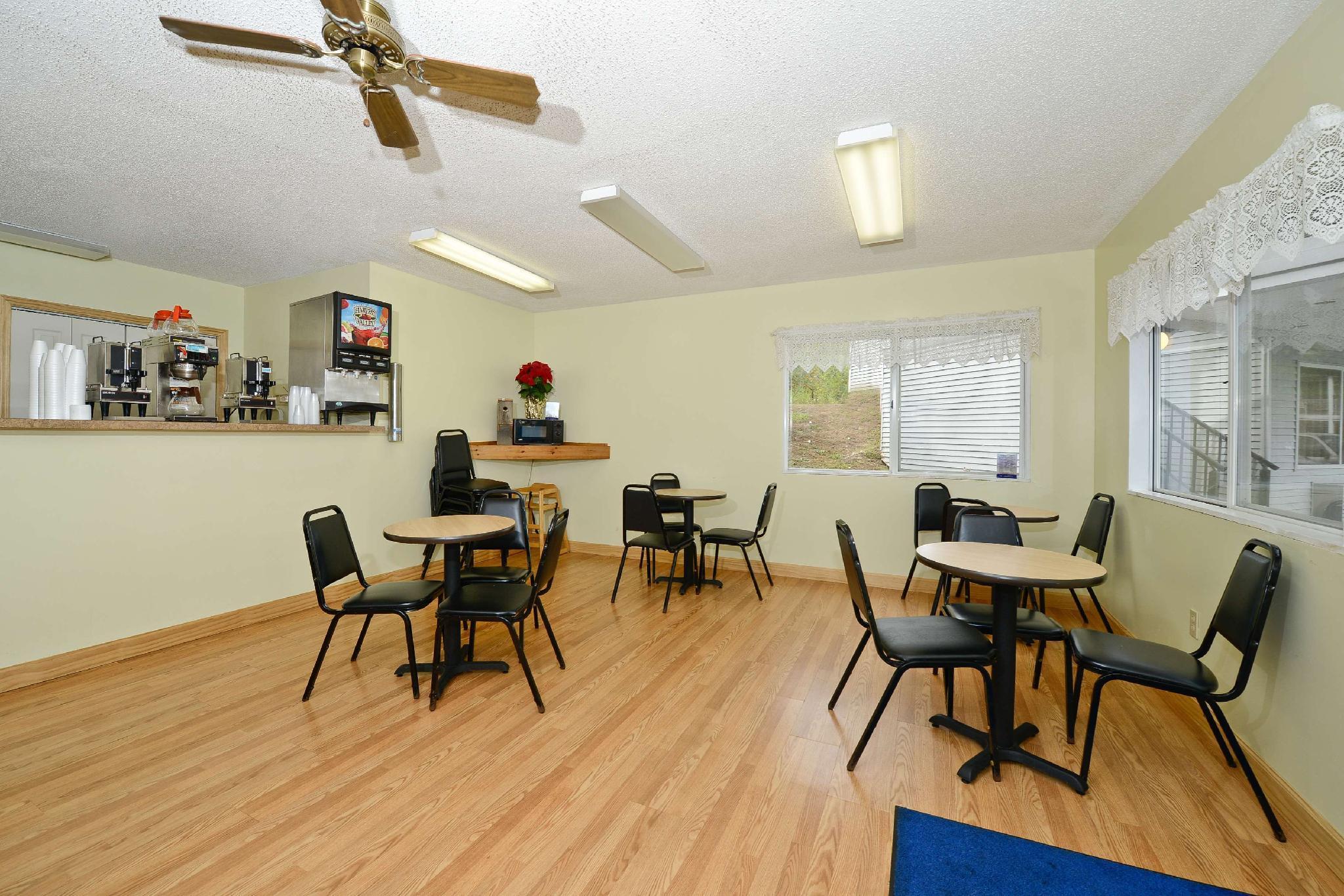 Americas Best Value Inn Сент-Игнас Ресторан фото