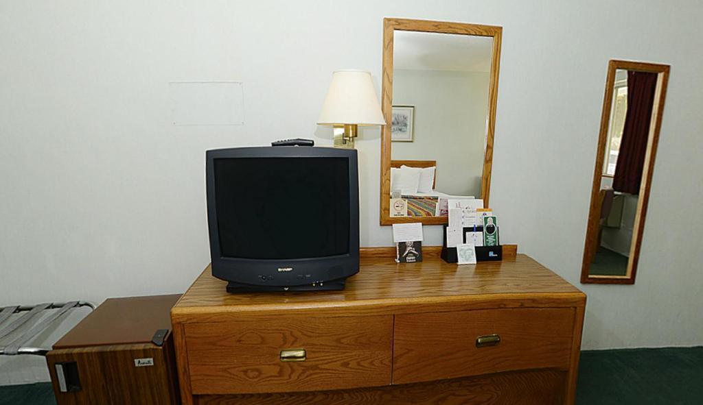 Americas Best Value Inn Сент-Игнас Экстерьер фото