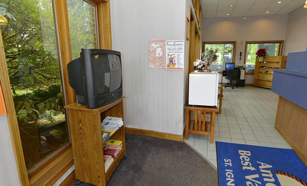 Americas Best Value Inn Сент-Игнас Экстерьер фото